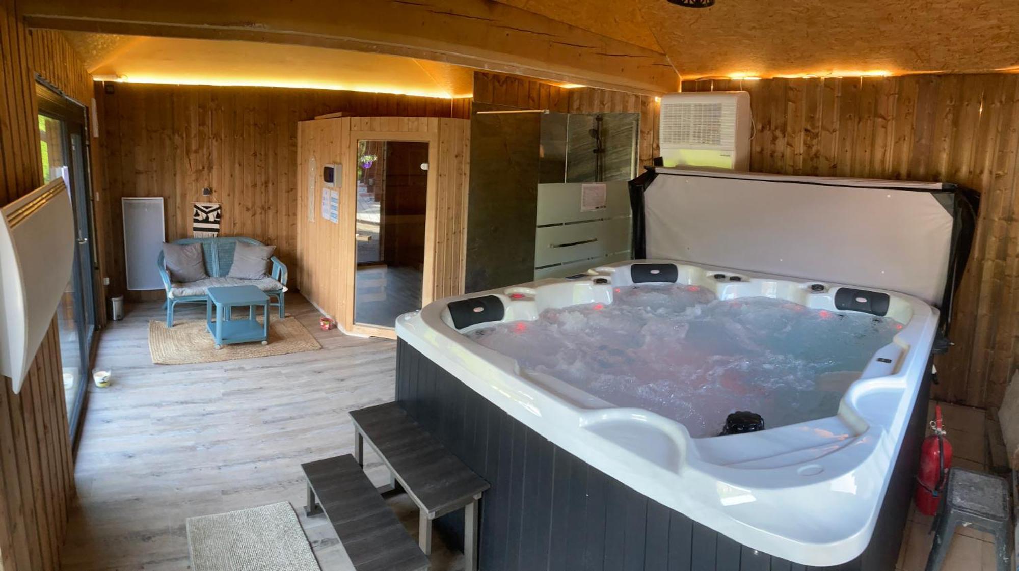 Chalet La Calougeotte, Jardin, Spa Et Sauna Prives Le Menil Luaran gambar